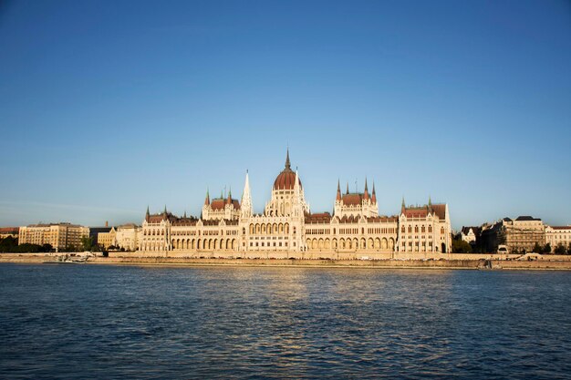 Veja a paisagem e a paisagem urbana da cidade velha de Budapeste e do Parlamento húngaro com cruzeiros turísticos no rio Delta do Danúbio e Budapest Chain Bridge em Budapeste Hungria