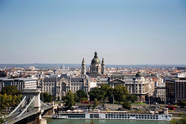 Veja a paisagem e a paisagem urbana da cidade velha de Budapeste e do Parlamento húngaro com cruzeiros turísticos no rio Delta do Danúbio e Budapest Chain Bridge em Budapeste Hungria