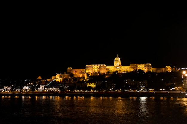 Veja a paisagem e a paisagem urbana da cidade velha e do Parlamento húngaro com o rio Danúbio Delta e Buda Chain Bridge durante a noite em Budapeste Hungria