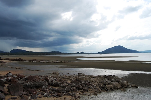 Veja a paisagem Koh Pitak ou Ko Phithak Island no oceano do mar na costa leste do Golfo da Tailândia enquanto chove strom para turismo ecológico para visitantes tailandeses e viajantes estrangeiros em Chumphon