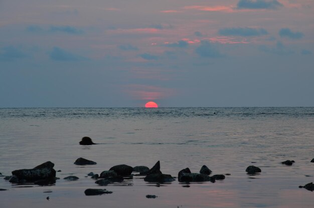 Veja a paisagem marinha e o céu cloudscape no mar oceano golfo da tailândia ao pôr do sol hora do crepúsculo para os tailandeses viajante estrangeiro viagem visita descanso relaxe no ponto de vista da ilha de Koh Chang em Trat Tailândia