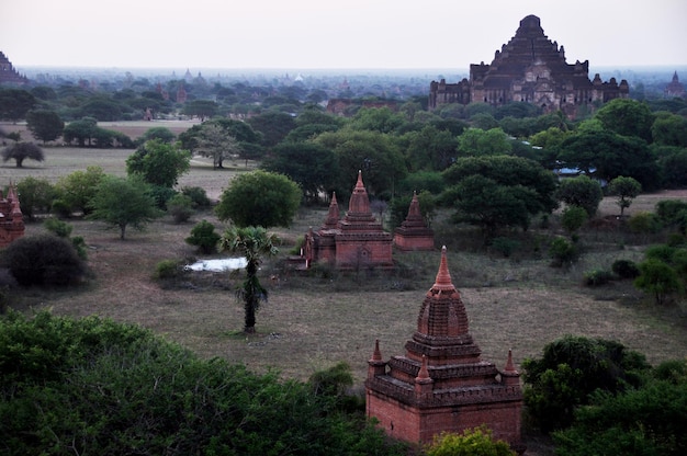 Foto veja a paisagem ruínas da paisagem urbana património mundial com mais de 2000 pagodes e templos htilominlo olham de shwesandaw paya pagoda na manhã em bagan ou pagan cidade antiga em mandalay myanmar