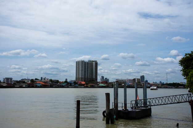 Veja a paisagem urbana da casa vintage casa retrô e edifício moderno e estilo de vida do povo tailandês na beira do rio chao phraya e porto habour de wat khien ou templo khian em nonthaburi tailândia