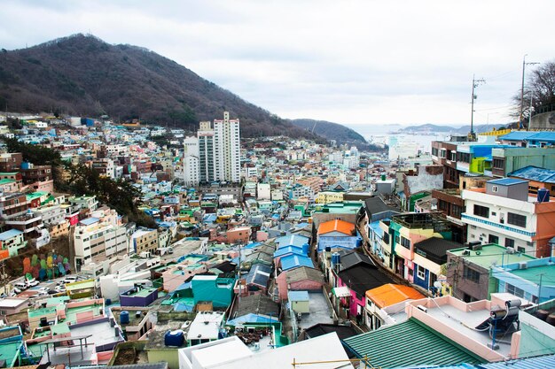 Veja a paisagem urbana de Gamcheon Culture Village e a colorida casa geminada ou Santorini da cidade de Pusan para viajantes estrangeiros coreanos, visita em 18 de fevereiro de 2023 em Busan, Coreia do Sul