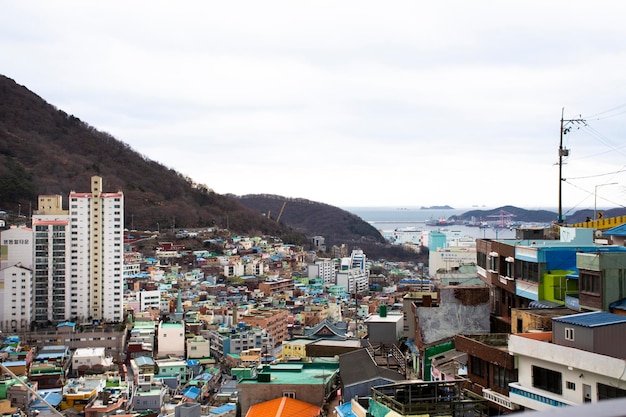 Veja a paisagem urbana de Gamcheon Culture Village e a colorida casa geminada ou Santorini da cidade de Pusan para viajantes estrangeiros coreanos, visita em 18 de fevereiro de 2023 em Busan, Coreia do Sul