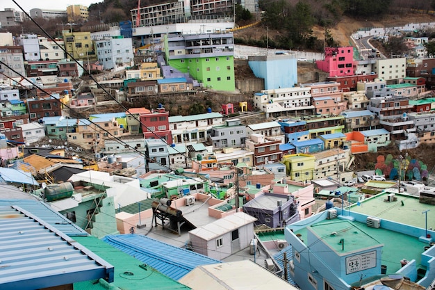 Veja a paisagem urbana de Gamcheon Culture Village e a colorida casa geminada ou Santorini da cidade de Pusan para viajantes estrangeiros coreanos, visita em 18 de fevereiro de 2023 em Busan, Coreia do Sul