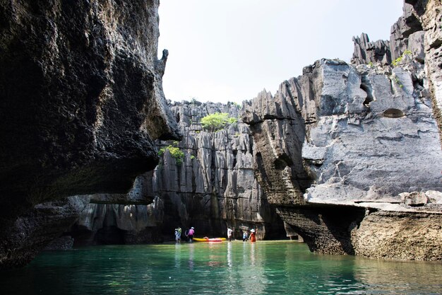 Veja a pedra da rocha da paisagem da praia da ilha Prasat Hin Pan Yod no mar ou oceano de Ko Khao Yai no Parque Nacional Mu Ko Petra para viajantes tailandeses visitam em Pak Bara em La ngu de Satun Tailândia