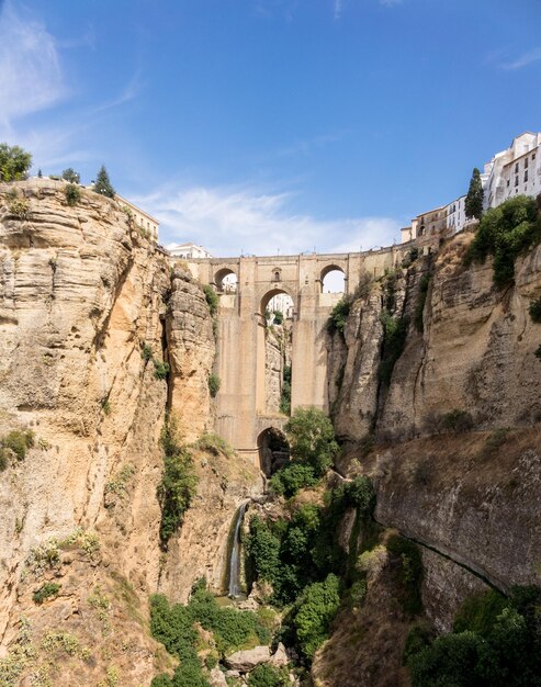 Veja a rocha íngreme até o vale em Ronda