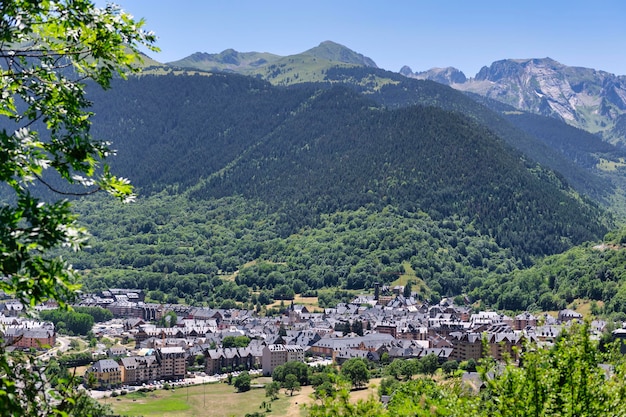 Veja a vila Vielha Mitg Aran da cidade nos Pirinéus na Espanha do Vale de Aran Localizada no b