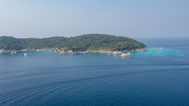 Veja a vista ao redor das ilhas similan belo mar cristalino na ilha tropical ilha similan mar de andaman tailândia