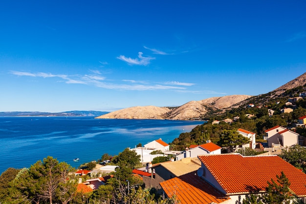 Veja as casas de Stara Baska na Ilha de Krk, na Croácia, na temporada de verão