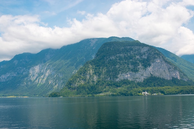 Veja as idílicas montanhas e lagos dos Alpes. Dia ensolarado de verão na cidade de Hallstatt, Áustria, Europa