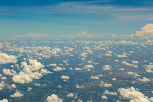 Veja as nuvens acima e o céu azul no avião.