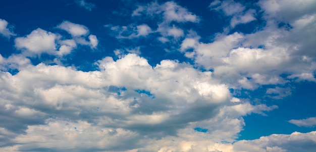 Veja as nuvens brancas no céu azul