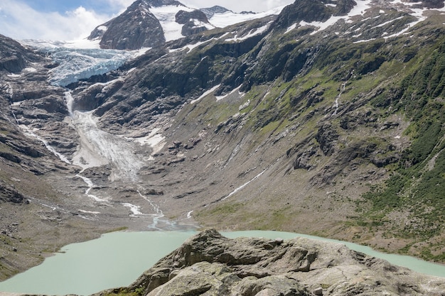 Veja cenas de lago closeup nas montanhas, o parque nacional Suíça, Europa. Paisagem de verão, clima ensolarado, céu azul dramático e dia ensolarado