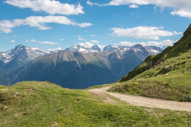 Veja cenas de montanhas de close up, roteie a grande geleira Aletsch no parque nacional da Suíça, Europa. Paisagem de verão, céu azul e dia ensolarado