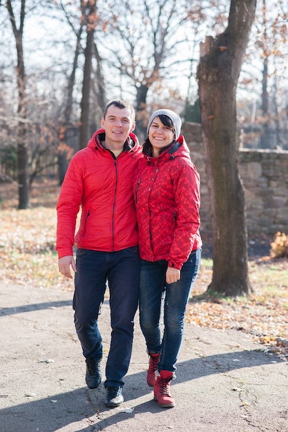 Veja de perto os amantes passeando no parque