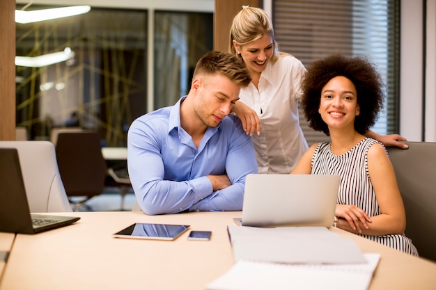 Veja em jovens empresários trabalhando em um escritório moderno