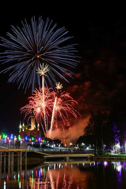 Veja incríveis fogos de artifício brilhando no céu noturno