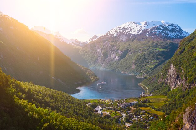 Veja no fiorde de Geiranger e nas montanhas de uma plataforma de observação, na Noruega