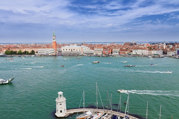 Veja o dique da praça San Marco sobre a lagoa, Veneza, Itália