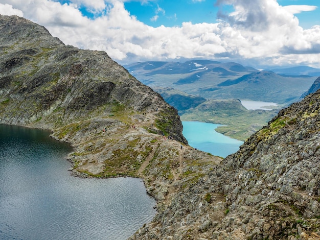Veja o lago gjende da famosa trilha de caminhada de Besseggen na Noruega
