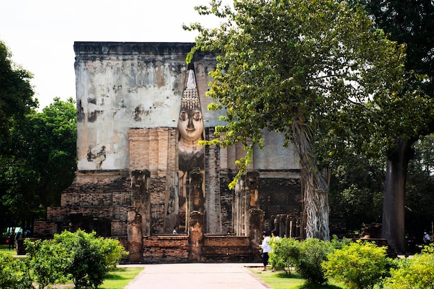 Veja o parque do jardim paisagístico e as ruínas antigas construindo ubosot do templo Wat Si Chum e a antiga estátua de buda para o povo tailandês e o viajante estrangeiro visitam o Parque Histórico de Sukhothai na Tailândia