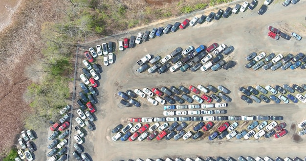 Veja o terminal do lote de leilão do panorama estacionado em muitos carros usados estacionando uma fileira