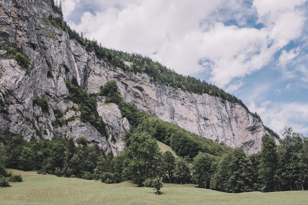 Veja o vale das cachoeiras na cidade de Lauterbrunnen, Suíça, Europa. Paisagem de verão, clima ensolarado, céu azul dramático e dia ensolarado