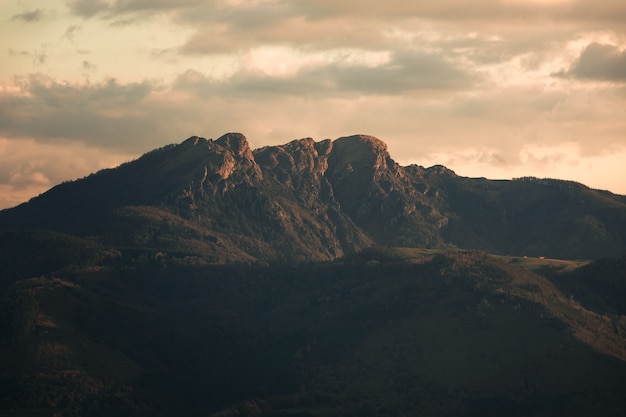 Foto veja os três picos de aiako harriak em um parque natural no país basco.