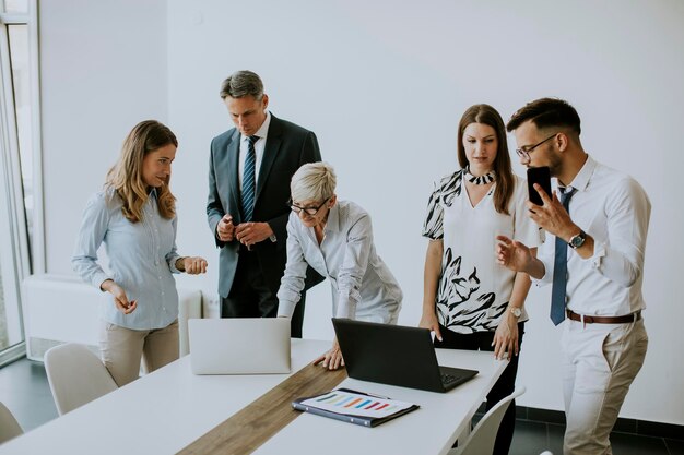 Veja um grupo de empresários trabalhando juntos e preparando um novo projeto em uma reunião no escritório