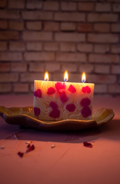 Una vela abstracta ardiente con tres mechas