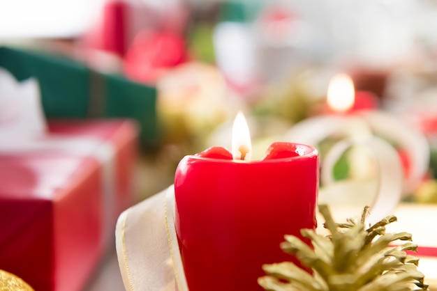 Vela acesa de Natal em cima da mesa