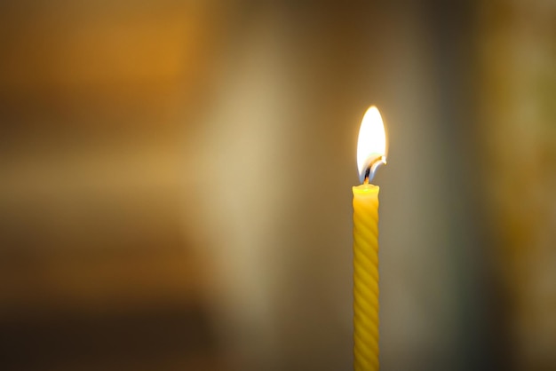 Vela ardiente de la iglesia en el templo