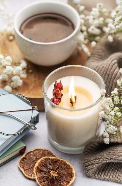 Vela aromática na mesa.