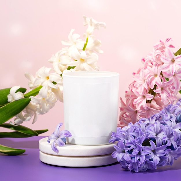 Vela artesanal feita de cera de soja ecológica e vegana em um fundo rosa Vela de soja com flores de jacinto em uma mesa roxa Perfume de aromaterapia relaxa Composição conceitual