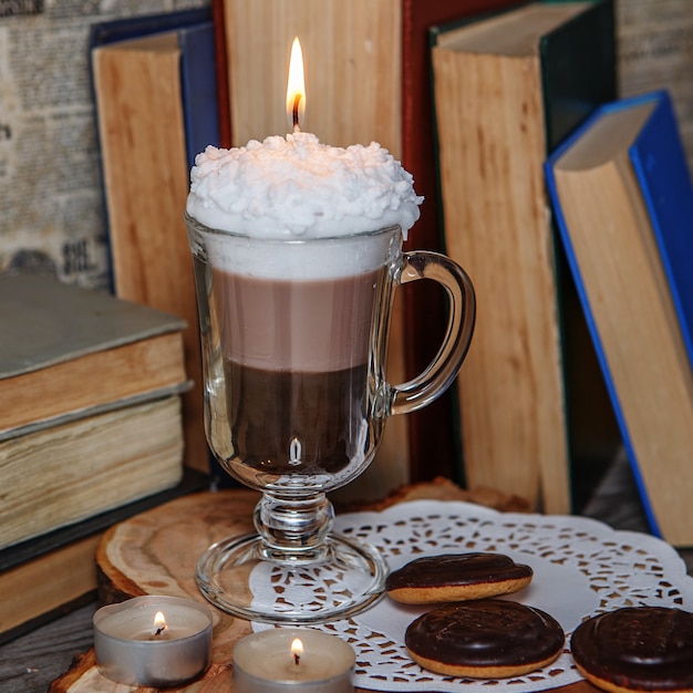 Vela artesanal en forma de taza de café irlandés con café