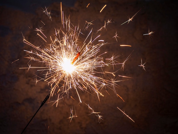 Bengalas En La Oscuridad Una Gavilla De Chispas Y De Fuego Brillantes Foto  de archivo - Imagen de hermoso, brillante: 136523750