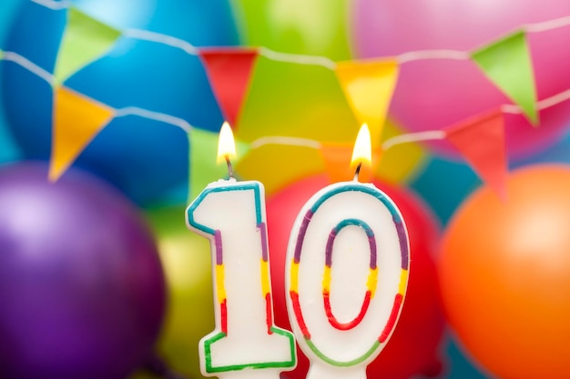 Foto vela de celebración de feliz cumpleaños número 10 con globos de colores y empavesado