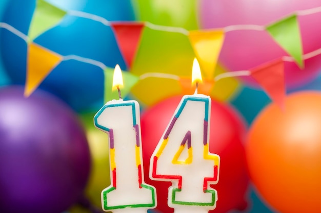 Vela de celebración de feliz cumpleaños número 14 con globos de colores y empavesado