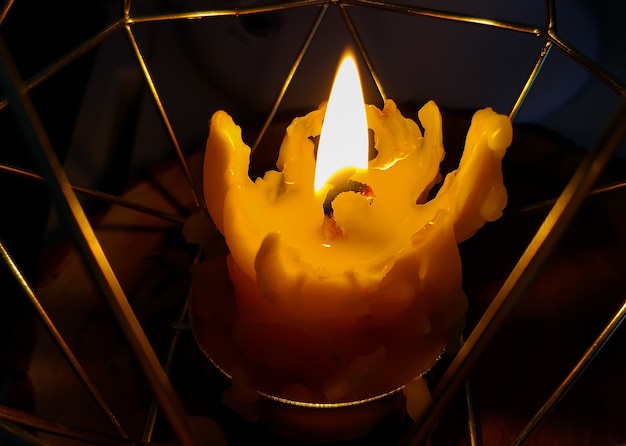 Vela de cera de fusión ardiente en candelabro de metal de estilo moderno