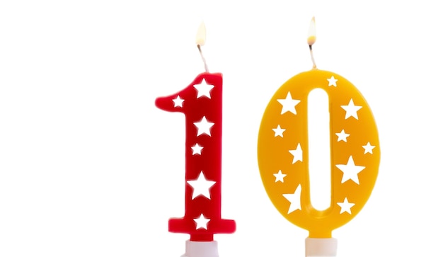 Vela de aniversário acesa em fundo branco número colorido aniversário isolado em branco festivo