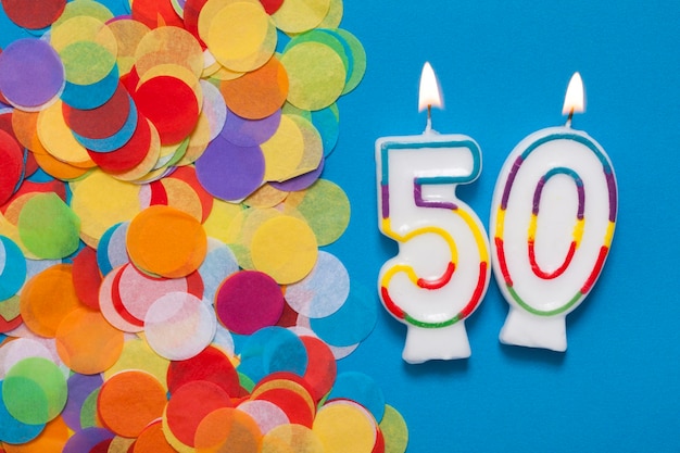 Vela de celebração número 50 com confete de festa