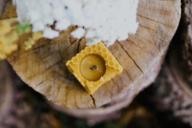 vela de cera com flores rústicas na mesa de madeira