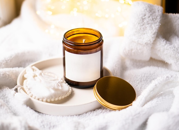 Vela de cera natural em frasco de vidro castanho com tampa metálica e autocolante branco vazio