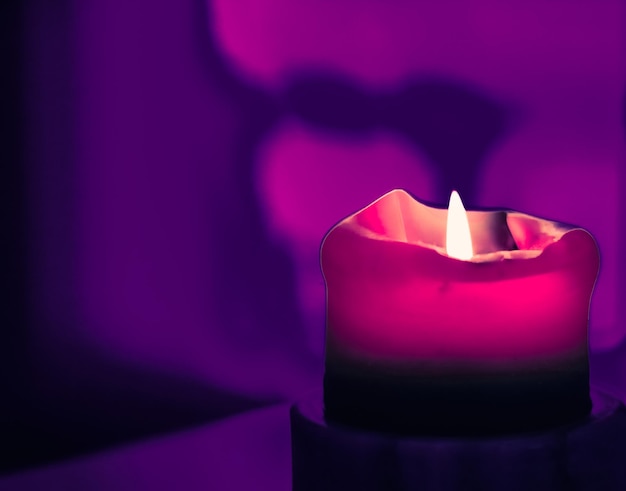 Vela de férias cor-de-rosa no design de marca de luxo de fundo roxo e decoração para a véspera de Ano Novo de Natal e Dia dos Namorados