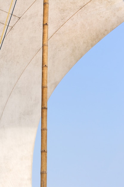 Vela de um veleiro contra o céu