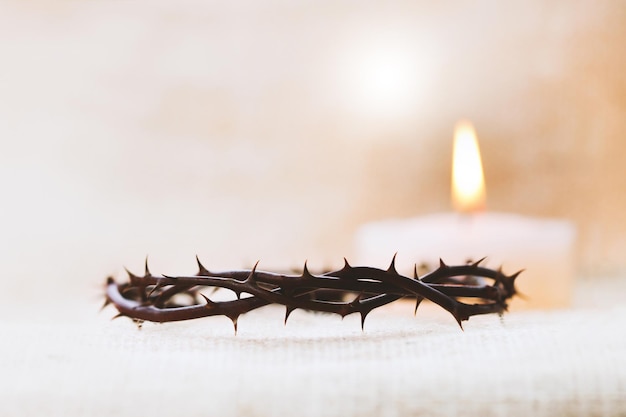 Vela e coroa de espinhos simbolizando os sofrimentos de Jesus Cristo na cruz