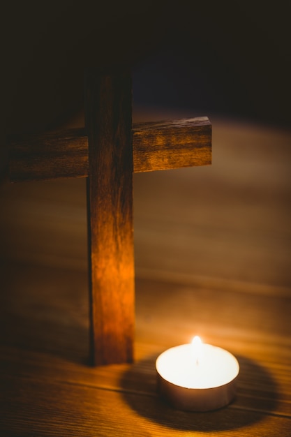 Foto vela e cruz de madeira