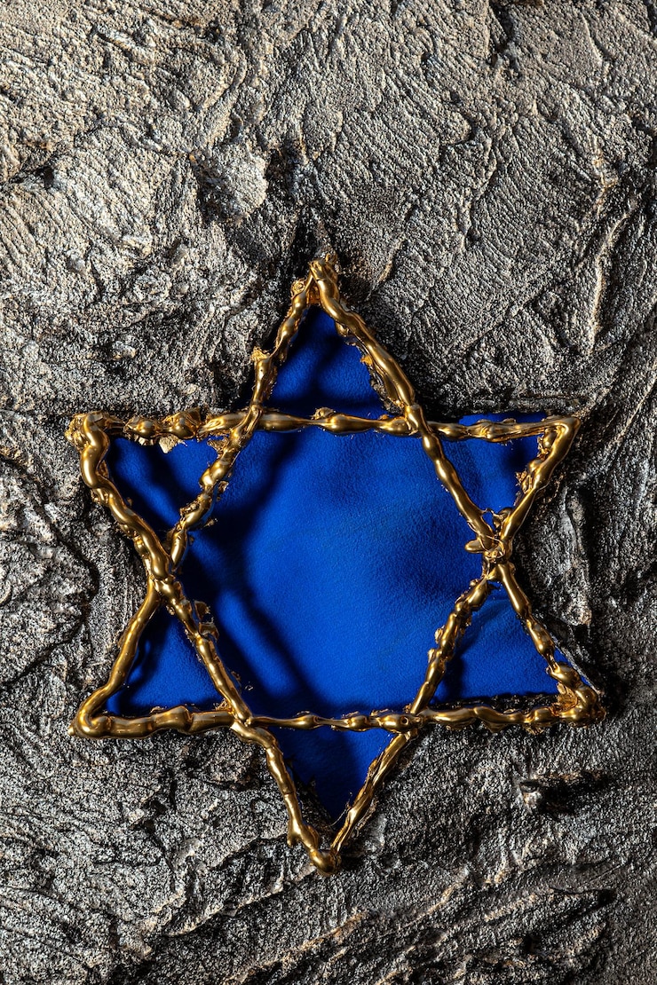 Foto vela e estrela de davi em fundo cinzento com textura conceito de holocausto